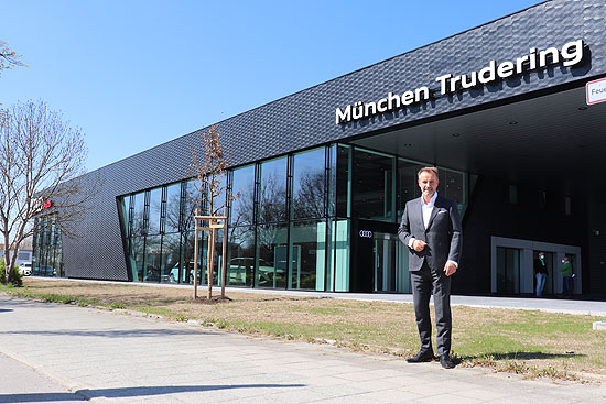 Martin Lohmann, Geschäftsführer der Audi München GmbH,vor dem neuen Audi München Trudering mit seiner innovativen Fassade (©Foto: Martin Schmitz)