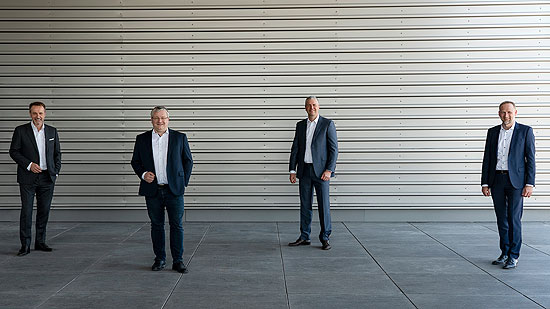 Eröffneten Audi Trudering (v.l.): Martin Lohmann (Geschäftsführer der Audi München GmbH), Meno Requardt (Sprecher der VWI-Geschäftsführung), Peter Modelhart (Sprecher der Geschäftsführung der Volkswagen Group Retail Deutschland/ VGRD) und Christian Bauer (Leiter Vertrieb Deutschland der AUDI AG). (©Foto: 