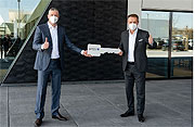 Schlüsselübergabe (v.l.): Peter Modelhart (Sprecher der Geschäftsführung der Volkswagen Group Retail Deutschland/ VGRD) und Martin Lohmann (Geschäftsführer der Audi München GmbH)) (©Foto. Audi)