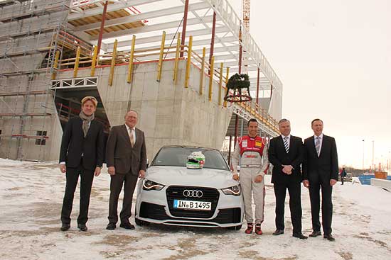 Wayne Griffiths, Leiter Vertrieb Deutschland der AUDI AG, Josef Riemensberger, erster Bürgermeister der Gemeinde Eching, Timo Scheider, Jörg Hofmann, Geschäftsführer der VGRD GmbH Audi Retail, Joachim Radde, Geschäftsführer des Audi Gebrauchtwagen :plus Zentrums München (©Foto: Martin Schmitz)