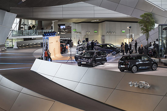 Die ersten BMW i3 Kunden bei der Übergabe in der BMW Welt. (Foto: BMW AG)
