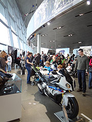 Motorräder in und vor der BMW Welt (©Foto: Martin Schmitz)