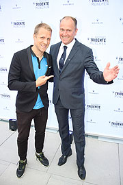 Oliver Pocher, Wolfgang Oswald, Geschäftsleiter der AM Automobile GmbH (©Foto: Martin Schmitz)