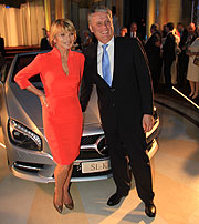 Uschi Glas mit Mercedes-Benz München Direktor Ulrich Kowalewski (©Foto: Martin Schmitz)