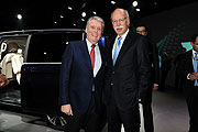 Ulrich Kowalewski (Mercedes-Benz Niederlassungsleitungs Vorstand München) und Dr. Dieter Zetsche (Vorsitzender des Vorstands der Daimler AG Leiter Mercedes-Benz Cars)	 (Foto: BrauerPhotos(c)S.Brauer )