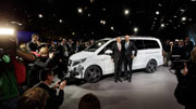 Weltpremiere der neuen Mercedes-Benz V-Klasse in München: Volker Mornhinweg, Leiter Mercedes-Benz Vans und Dr. Dieter Zetsche, Vorsitzender des Vorstandes der Daimler AG und Leiter des Geschäftsfeldes Mercedes-Benz Cars (©Foto: Daimler)