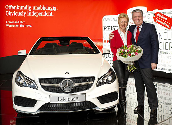Margit Hülsmann-Pfeffer (1.000.000ste Besucherin der Mercedes-Benz Gallery München) und Ulrich Kowalewski (Direktor der Mercedes-Benz Niederlassung München)(v.l.n.r.)  (©Foto: Daimler)
