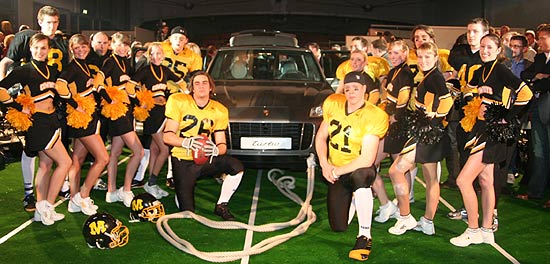 Die Munich Cowboys mit Cheerledern und dem neuen Porsche Cayenne iim Porsche Zentrum München am 22.07.2007 (Foto: Martin Schmitz)