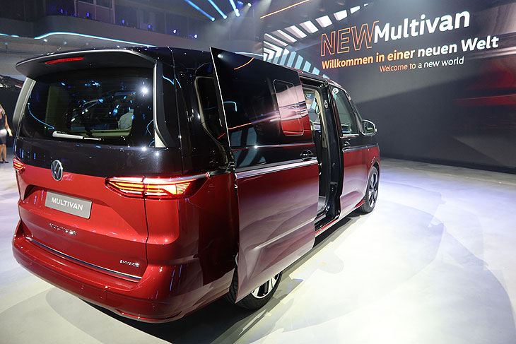 Heck und Rückleuchten sehen doch erheblich schicker aus als einige frühe Erlkönig-Fotos vermuten liessen: Vorgestellt in der Motorworld München wurde am 10.06.2021 der neue VW Multivan T7 (©Foto: Martin Schmitz)
