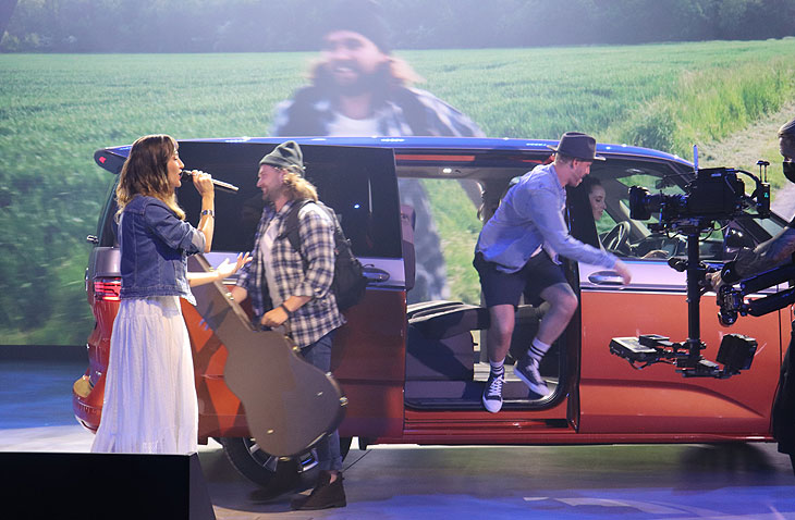 In den VW T7 Multivan passt zum Beispiel die ganze Band mit Instrumenten  (©Foto: Martin Schmitz)