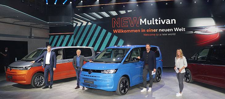 Vorgestellt in der Motorworld München am 10.06.2021: der neue VW Multivan T7- länger und flacher als sein Vorgänger. Mit dabei Volkswagen Nutzfahrzeuge Vorstandsvorsitzender Carsten Intra (li.), Chefdesigner Albert Kirzinger, Lars Menge – Senior Vice President Product Marketing  (©Foto: Martin Schmitz)