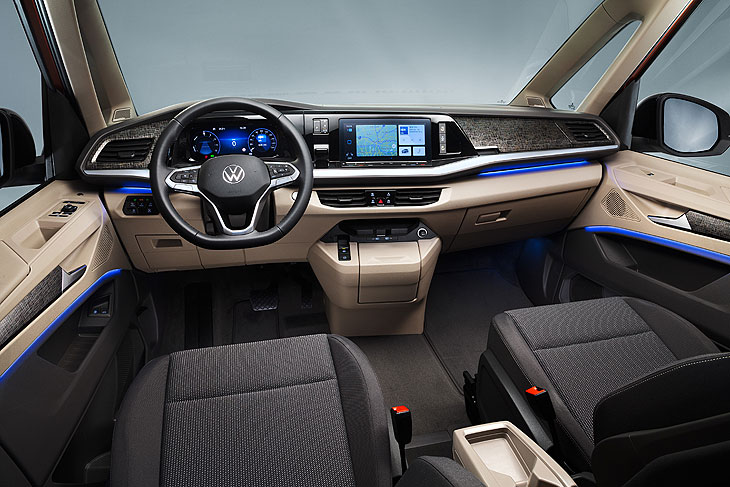 Serienmässig: Multifunktionslenkrad mit Schaltwippen, digitales Cockpit, 10 Zoll Bildschirm...VW Multivan T7 (©Foto: Volkswagen Nutzfahrzeuge)