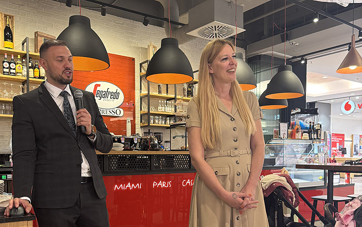 Vladimir Tinchev, Center Manager des FORUMSchwanthalerhöhe und Lotte Müller, PR-Koordinatorin bei der Vorstellung der Neuerungen im April 2025 (©Foto: Martin Schmitz) 