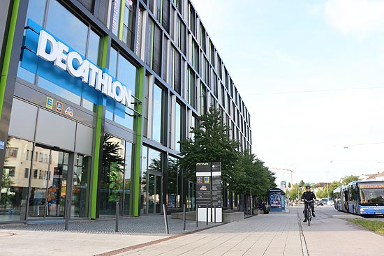 Bus 60 Haltestelle "Dülferstraße" vor der Tür, U-Bahn Ausgang im Untergeschoß: auf 5.100 qm eröffnete der 3. Münchner Decathlon Store am 08.08.2019 (©Foto: Martin Schmitz)