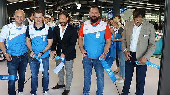 Decathlon Filialleiter Luc Cronenberg (2.v.l.), und Decathlon Expansionsleiter Stefan Kaiser (2.v.R.) und MONA Centermanager Herbert W. Brittinger (re.) bei der  Eröffnung des 3. Münchner Decathlon Store am 08.08.2019 (©Foto: Martin Schmitz)