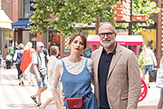 Eva Padberg mit Gastgeber Kay Niehaus, Business Director Ingolstadt Village (©Foto: Markus Konvalin/BAYERN3)