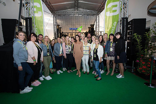  Designer-Outlet anstatt Konzerthalle mit „Bayern 3 music & style event“: Lena Meyer-Landrut begeistert mit ihrem Auftritt in Ingolstadt Village ihre Fans (©Foto: Markus Konvalin/BAYERN3)