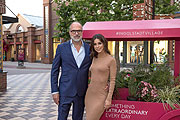 Lena Meyer-Landrut mit Gastgeber Kay Niehaus, Business Director Ingolstadt Village (©Foto: Markus Konvalin/BAYERN3)
