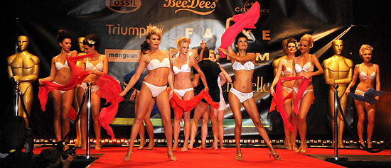 Galeria Kaufhof am Stachus ludt von 20.30 Uhr zur Dessous Modenschau auf den Stachus. Motto: Die lange Nacht der „Dessous-Oscars“. Zauberhafte Dessousmodenshow mit Motiven aus der Welt des Films. Bei uns gibt es die Fotos (Foto: Ingrid Grossmann)
