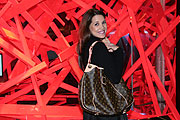 kam mit Louis Vuitton Tasche: Karen Webb (Foto: Martin Schmitz)