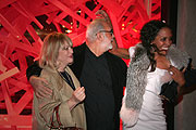 kam mit Coiffeur Udo Walz: Bunte Cheffin Patricia Riekel wird hier begrüsst von Barbara Becker (Foto: Martin Schmitz)