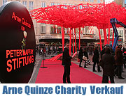 Louis Vuitton und der Künstler Arne Quinze versteigern in der Fußgängerzone vor Oberpollinger das Kunstwerk "The Traveller" zu Gunsten der  Peter Maffay Stiftung (Foto: MartiN Schmitz)