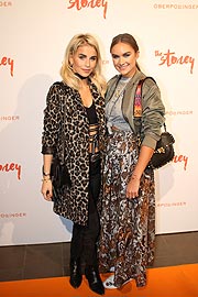 Die Bloggerinnen Caro Daur (l.) und Nina Suess (r.) bei der The Storey Munich Opening Party am 13.10.2016 im Münchner Oberpollinger (©Foto: Martin Schmitz)