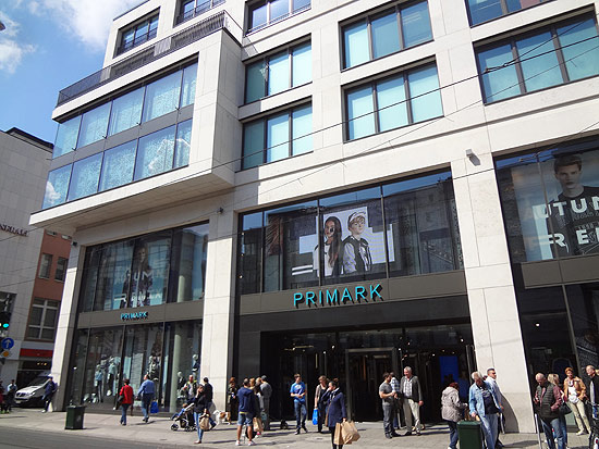 so sieht idealerweise ein neuer Primark aus: in Düsseldorf eröffnete Primark Ende 2013 auf 6.500 qm in der Schadowstraße  (©Foto: Martin Schmitz)