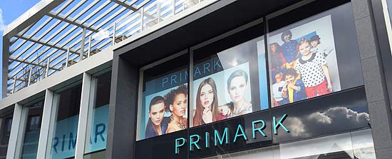 auch gleich hinter der deutsch-niederländischen Grenze gibt es in Venlo einen Primark (©Foto: Martin Schmitz)