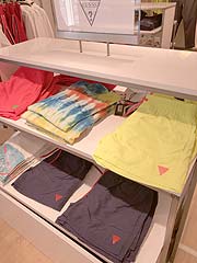 Große Auswahl guter Marken auch bei Mode für Männer, Frauen und Kinder bei Schuh Mücke (©Foto: Martin Schmitz)