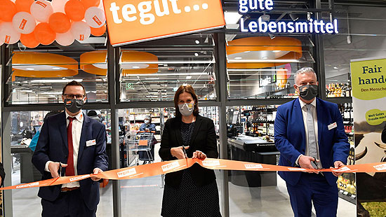 (von links): Peter Meindl (Filialgeschäftsführer tegut… München), Verena Dietl (Dritte Bürgermeisterin Stadt München), Bernd Lohmann (Geschäftsleiter Vertrieb Supermärkte) Bildquelle: tegut.../Marcus Schlaf