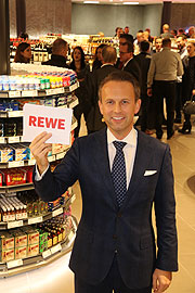 REWE Süd Bezirksmanager Alexander Rußler hatte schon am Vorabend in die Fünf Höfe zu einer Eröffnungsparty in den neuen REWE Premium Markt eingeladen (©Foto: Martin Schmitz)