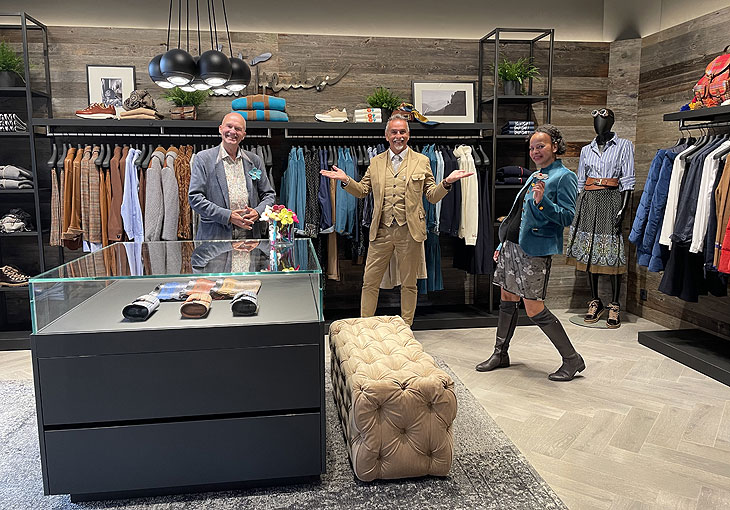 Martin Schmitz (ganz-muenchen.de), Luis Trenker Gründer Michi Kuderna, Marikka-Laila Maisel (shops-muenchen.de) im Luis Trenker Store München im Viscary Hof der Fünf Höfe München (©Foto: Renate Wildenhain)