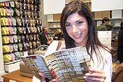 Moderatorin Alexandra Polien studiert den MUJI Katalog (Foto: Martin Schmitz)