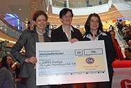 Scheckübergabe C & A an Bürgermeisterin Strobl (Foto: Ingrid Grossmann)