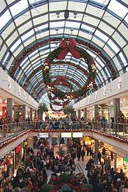 Weihnachsdeko im OEZ (Foto: Martin Schmitz)
