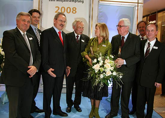 u.a. OB Christian Ude (Laudator), ALT-OB Georg Kronawitter, Preisträgerin Jutta Speidel,  Prteisträger Hans-Joachim Vogel, Heinrich Hasselmann (pep Centermanager), Josef Schüller (ECE) (©Foto: Martin Schmitz)