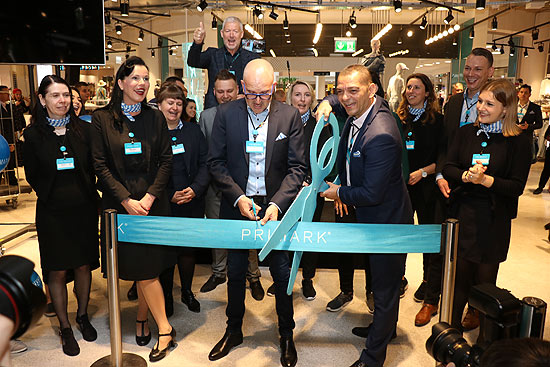 Um 8 Uhr wurde am Morgen des 17.05.2018die  Eröffnung des ersten bayerischen PRIMARK im Rahmen des neugestalteten PEP Einkaufszentrum München-Neuperlach gefeiert (©Foto: Martin Schmitz)