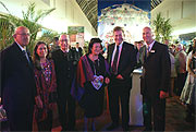 von links nach rechts: S.E. Botschafter Gabriel Aguilera, Karin Wölfel Guatemalisches Konsulat, Honorarkonsul Otto Eckart, Frau Bolanos de Aguilera, Staatsminister Dr. Thomas Goppel, Centermanager Wolfgang Kropp (Foto: Riem Arcaden)