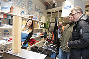 im Decathlon Connect kann an auch bestellte Waren abholen (©Foto: Marikka-Laila Maisel)