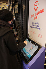 Mit „Auswahl +“ kann der Kunde alternativ auch ganz einfach an einem Touchscreen nach weiteren Kollektionen, Farben oder sportlichen Leistungsstufen suchen und sich selbst weitere Produkte bestellen. (©Foto: Marikka-Laila Maisel)