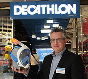 innovative Produkte wie diese Tauchermaske, hier präsentiert von Marc Philip Kaufmann von Decathlon (©Foto. Marikka-Laila Maisel)