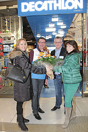 Begrüsste Declathon Connect in den Stachus Passagen: Inge Vogt, Centermanagerin (re.) mit Store Manager Viktor Zimmermann (2.v.l.) und Decathlon GF Marc Philip Kaufmann (2.v.r.) (©Foto: Marikka-Laila Maisel)
