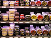 Antipasti gibt es auch fertig abgepackt in großer Auswahl (©Foto: Marikka-Laila Misel)
