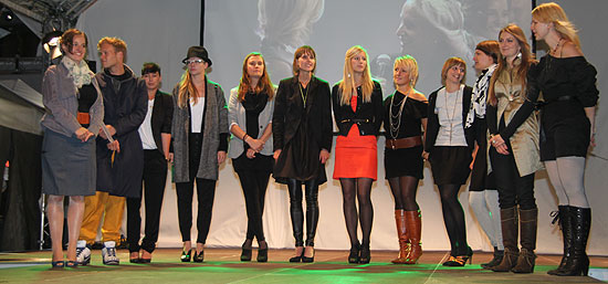 Warten auf die Preisverkündugn: die Teilnehmer am Galeria Award 2009 auf der Showbühne auf dem München Marienplatz am Abend des 04.09.2009 (Foto. MartiN Schmitz)