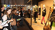 noch bis zum 16.08.2009 kann man die Schaufenster von Galeria Kaufhof mit den Abschluss-Kollektionen besichtigen und abstimmen (©Foto: Martin Schmitz)