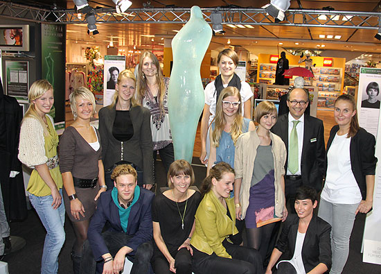Galeria Kaufhof Geschäftsführer Wolfram Struth (2.v.r.) inmiten der Jungdesigner/inner, die sich zur Wahl stellen 2009 (Foto. Martin Schmitz)