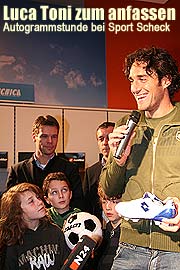 400 SportScheck Kunden erleben Bayern Spieler Luca Toni live am 13.12.2007 im Münchner SportScheck Haupthaus (Foto: Martin Schmitz)
