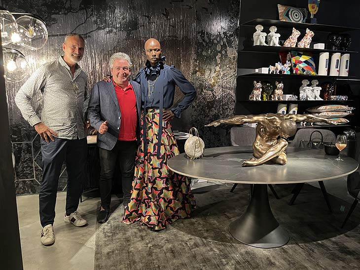 KARE CEO's Jürgen Reiter und Peter Schönhofer mit Model Papis Loveday (©Fotos: Martin Schmitz)