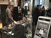 Live-DJ im Schaufenster beim SubDued Opening  in der Hofstatt am 15.11.2014 um 15 Uhr (©Foto: Martin Schmitz)